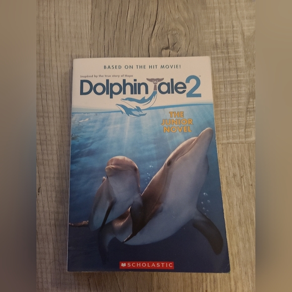 Dolphine tale, donuthead, the three musketeers Lot of 3 books - Picture 6 of 7